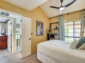 5 Mi to Hiking & Golf: Phoenix Gem w/ Pool Access