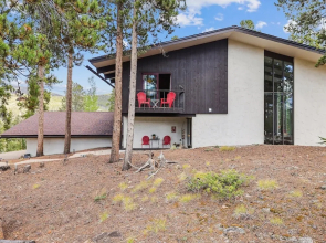 Miners Peak Residence 3 Bedroom Home by RedAwning
