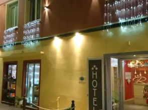 Hotel Raphael
