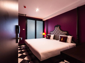 Violet Tower at Khaosan Palace