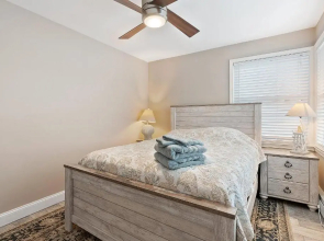 Catch some Rays Parking 2 blocks from Beach