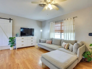 3 Mi to Riverwalk: Pet-friendly Home w/ Yard!