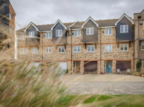 Silver Strand - modern 3-bed with water views & 3 bathrooms!