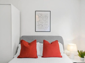 6 Sarah House by Truestays - 2 Bedroom Apartment - FREE Wifi & Parking