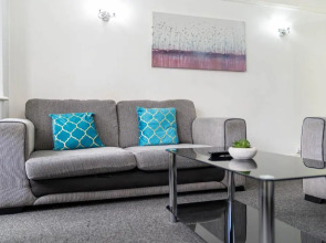 HAUS Detached Five Bed House - Off-street Parking - 11 Guests - Garden -WIFI - Smart TV-TOP RATED