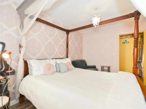 Marinaa Inn, Welcome Home