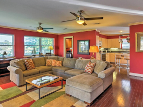 Pottsboro Home on 2 Acres w/ Hot Tub, Near Marina!