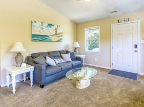Charming Emerald Isle Escape < 1 Mi to Beach!