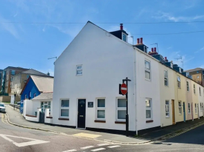 Boat House Located in the Sailing Mecca of Cowes
