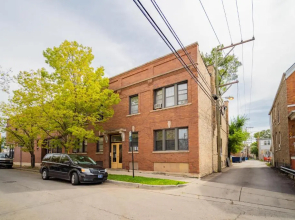 Classy 3BR 2BA Logan Square Apt with Free Parking
