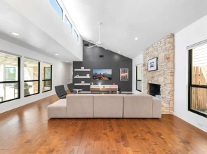 Close to Domain DT Shopping Chic Serene 3BR