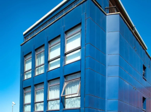 Stylish Central Reading Apartment with Free Parking