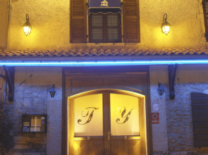 Logis Hôtel Tante Yvonne & son Restaurant semi-gastronomique Lyon Nord
