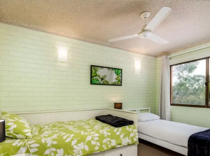 Air Conditioned Unit Stones throw to the Waterfront.
