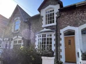 Charming 3-bed Cottage - Private Garden & Parking