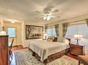 < 1 Mi to Kyle Field: Cozy Studio w/ Outdoor Space