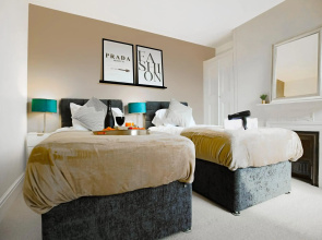 Central House with Pool Table, Smart TV and Free Parking by Yoko Property