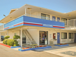 Motel 6 Fresno, CA - Blackstone North