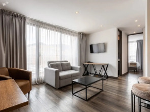 w Modern 2BR in Luxury Building in Chico