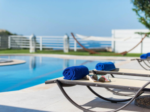 Superb & spacious villa, pool, 2km from town!