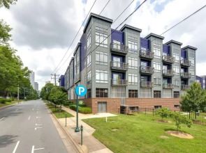 Uptown 1st Ward Corner Unit Superior 2BD Apt