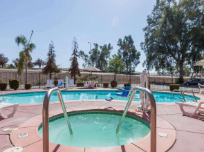 Howard Johnson by Wyndham Bakersfield