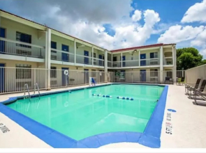 Days Inn & Suites by Wyndham Texas City