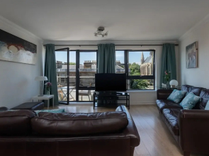 Hillhead Apartment with Roof terrace