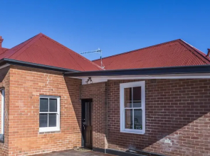 1 Bedroom Unit Close To Shops & Transport