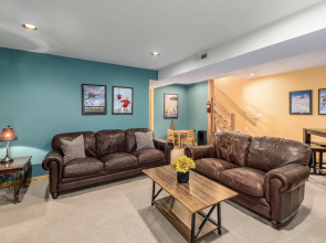 Peterson Acres 3 Bedroom Home by NW Comfy Cabins by RedAwning
