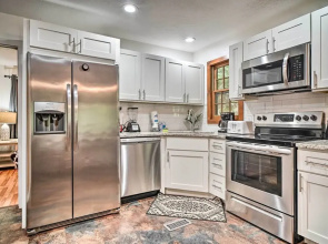 Sevierville Mountain Cabin w/ Hot Tub & Views!