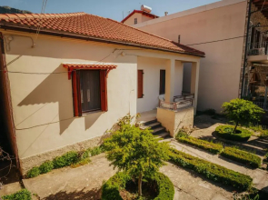 Kalavrita downtown 3 bedroom house for 6 pers
