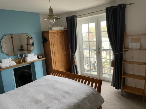 Seaviews oodles of charm sleeps 5 with guest beds