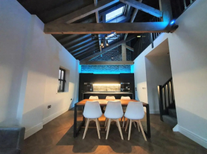 The Eden Warehouse - Green Apartment, sleeps 5