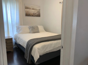 The Cottage! Chic Bungalow Near Old Town Square!