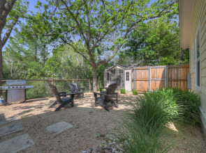 The Grove D Hot Tub King Beds Walk to Main