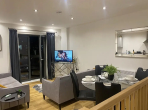 Modern 2 Bed Apartment with Juliet Balcony - DHB STAYS