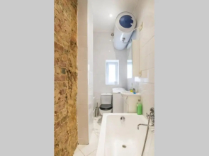 Self check in/out. 5 can stay. Free parking. Close to the city center.