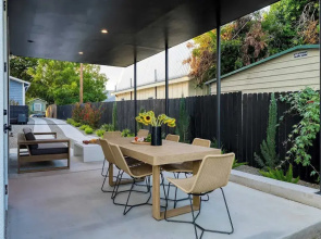 Modern East Austin Home w/ Pool, Near Downtown & Lady Bird Lake Casa 1803 by Avantstay