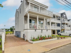 Bright Milford Beach House w/ Outdoor Shower