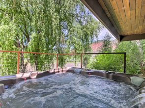 Rivers Edge Mtn Home: Private Hot Tub & Views