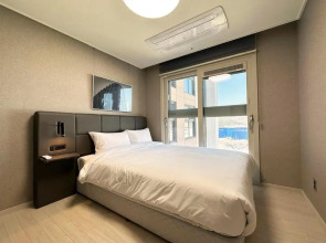 Y COLLECTION by UH FLAT OSIRIA