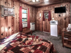 Apache Village 5, Queen Bed, Midtown, Sleeps 2