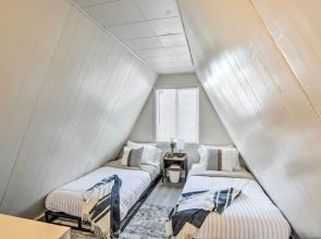 Charming Evanston A-frame: Dog Friendly!