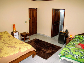 Tahiti - Sanny's Place Family Room & Pool
