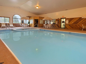 Super 8 by Wyndham Coshocton Roscoe Village