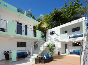 Casa Verde Hotel - Steps to the Beach | Pool, Restaurant & Bar