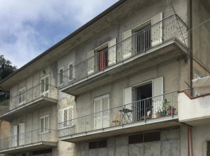 Confortevole e Luminoso Alloggio a Falerna 100mq con Free WiFi Free Parking