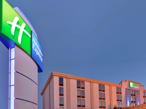 Holiday Inn Express Flint-Campus Area by IHG