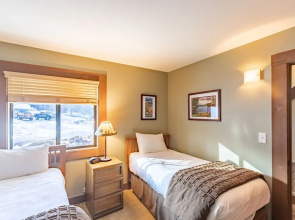 Cozy Aspen Grove 2 bed 2 bath by RedAwning Save 10% on 3 Nights, 15% on 5 Nights!